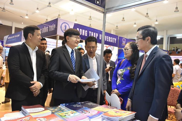 Triển lãm giáo dục đại học Việt Nam: Thúc đẩy hơn nữa hợp tác giáo dục Việt Nam - Lào - Ảnh 3.