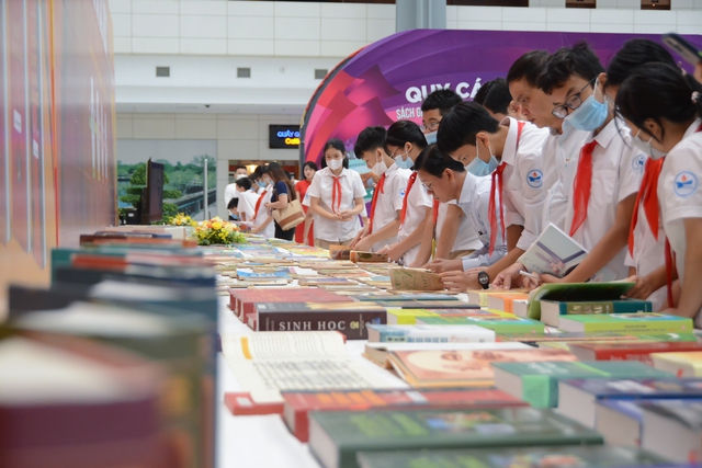 Cơ hội tham khảo những bộ sách giáo khoa của Việt Nam và thế giới - Ảnh 3.