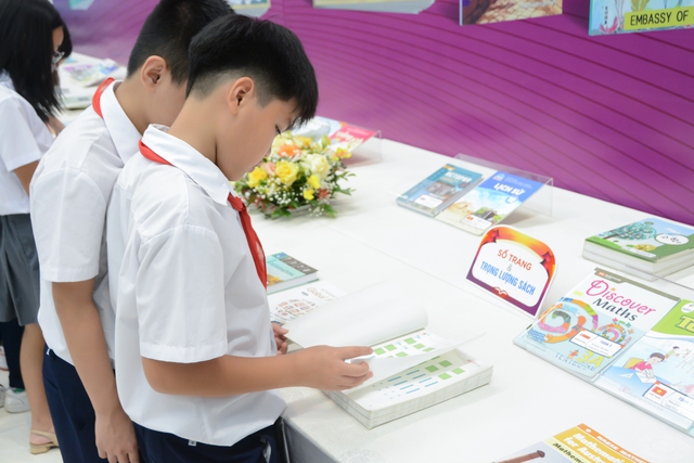 Cơ hội tham khảo những bộ sách giáo khoa của Việt Nam và thế giới - Ảnh 6.
