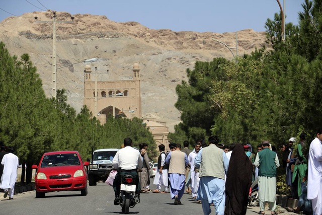 Nổ ở nhà thờ Hồi giáo Afghanistan khiến ít nhất 18 người tử vong - Ảnh 1.