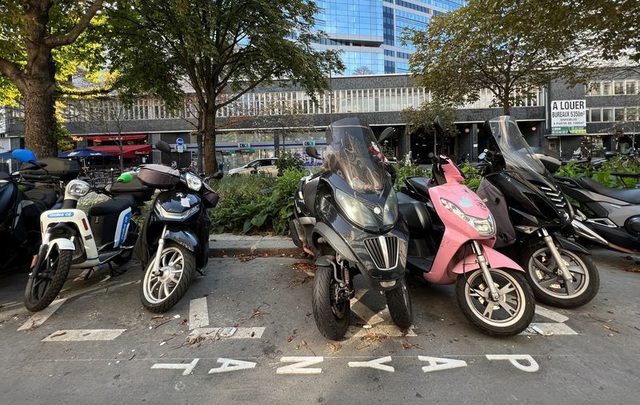 Tranh cãi trước quyết định tăng phí đỗ xe máy chạy xăng tại Pháp - Ảnh 1.