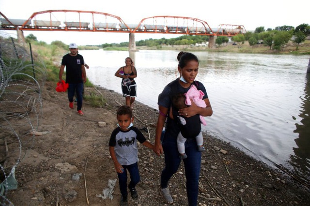 Ít nhất 8 người di cư thiệt mạng sau khi cố gắng vượt sông để đến Mỹ - Ảnh 1.