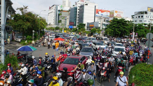 Giao thông tê liệt sau lệnh cấm xe cầu vượt Nguyễn Hữu Cảnh - Ảnh 2.