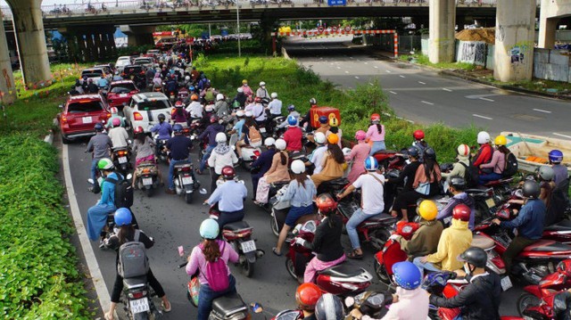 Giao thông tê liệt sau lệnh cấm xe cầu vượt Nguyễn Hữu Cảnh - Ảnh 8.