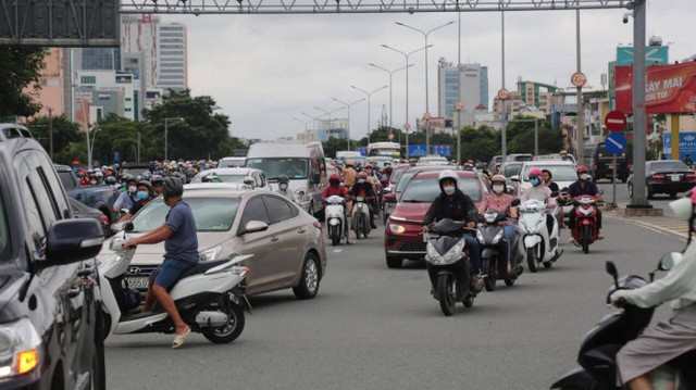 Giao thông tê liệt sau lệnh cấm xe cầu vượt Nguyễn Hữu Cảnh - Ảnh 9.