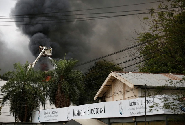 Cháy trụ sở cơ quan bầu cử Paraguay, 1 người tử vong - Ảnh 1.