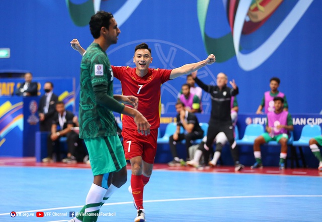 Thắng Ả-rập Xê-út 3-1, ĐT futsal Việt Nam vươn lên đầu bảng - Ảnh 7.