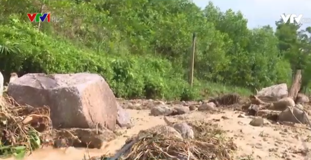 Quảng Nam: Nhiều xã vùng cao vẫn bị cô lập sau bão - Ảnh 2.