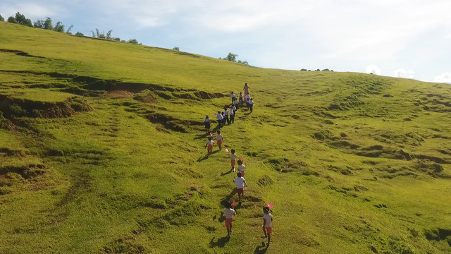 Xúc động lễ khai giảng ở nơi không điện, không nước giữa thảo nguyên xanh - Ảnh 1.