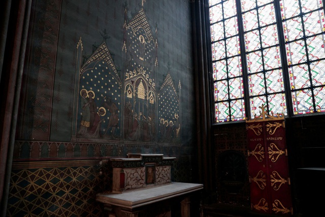 Phục chế cửa kính màu tại Nhà thờ Đức Bà Paris - Ảnh 2.