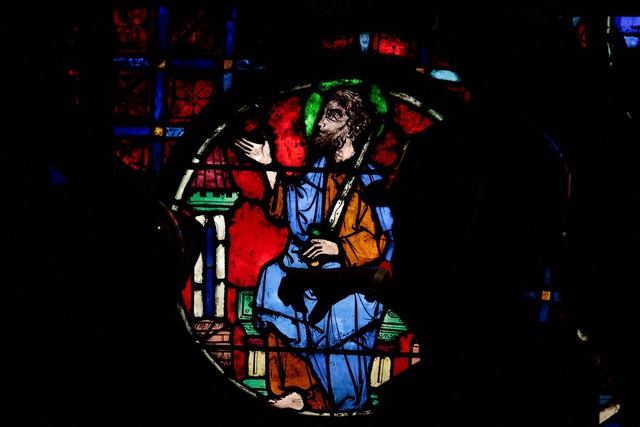 Phục chế cửa kính màu tại Nhà thờ Đức Bà Paris - Ảnh 1.