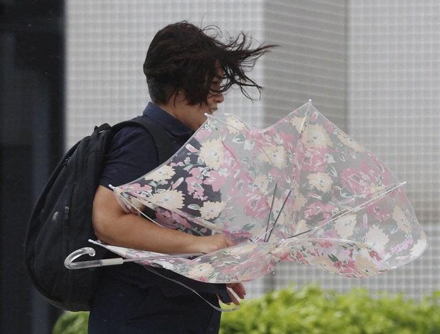 Hàn Quốc ứng phó với bão Hinnamnor “rất mạnh”, các doanh nghiệp hạn chế hoạt động - Ảnh 1.