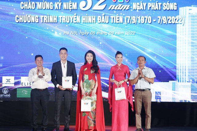BTV Quỳnh Anh giành giải đặc biệt Vẻ đẹp VTV 2022 - Ảnh 4.