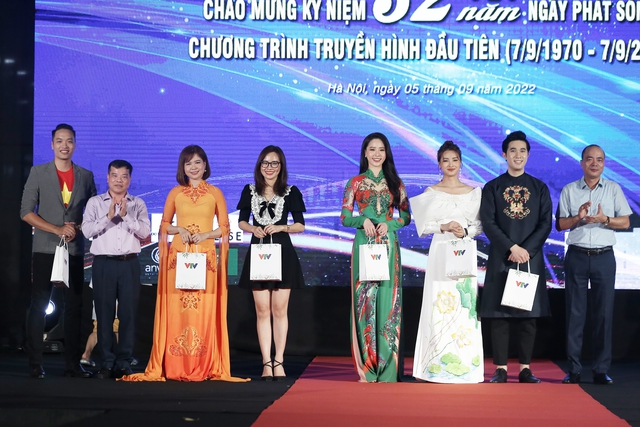 BTV Quỳnh Anh giành giải đặc biệt Vẻ đẹp VTV 2022 - Ảnh 5.