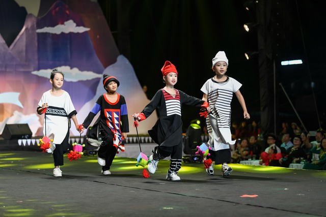 70 mẫu nhí tranh tài cuộc thi Đại sứ Áo dài Trẻ em Việt Nam - Ảnh 2.