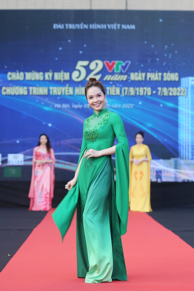 BTV Quỳnh Anh giành giải đặc biệt Vẻ đẹp VTV 2022 - Ảnh 3.