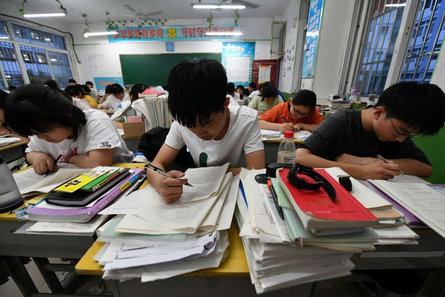 Trung Quốc tiếp tục thực hiện giảm tải cho học sinh các cấp - Ảnh 1.