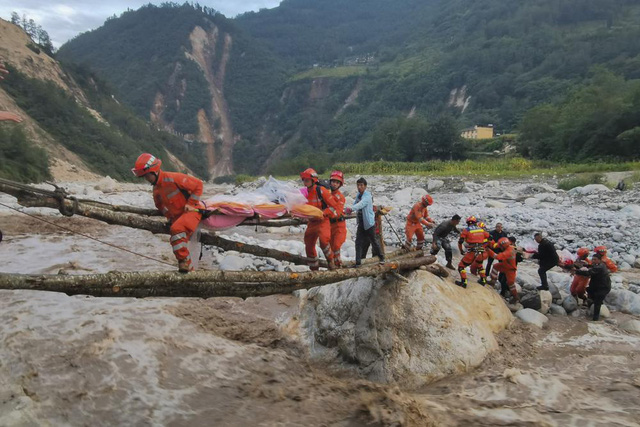 Trung Quốc chạy đua với thời gian tìm kiếm người mắc kẹt trong động đất tại Tứ Xuyên - Ảnh 1.