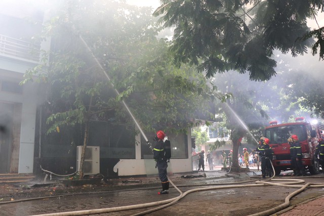 Dập tắt đám cháy tại quán Bi-A Club ở Bắc Ninh - Ảnh 1.