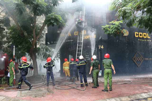 Dập tắt đám cháy tại quán Bi-A Club ở Bắc Ninh - Ảnh 2.