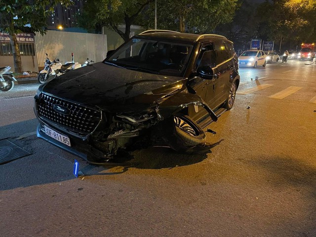 Hà Nội: Ô tô gây tai nạn liên hoàn rồi bỏ chạy trên phố Nguyễn Chánh - Ảnh 1.
