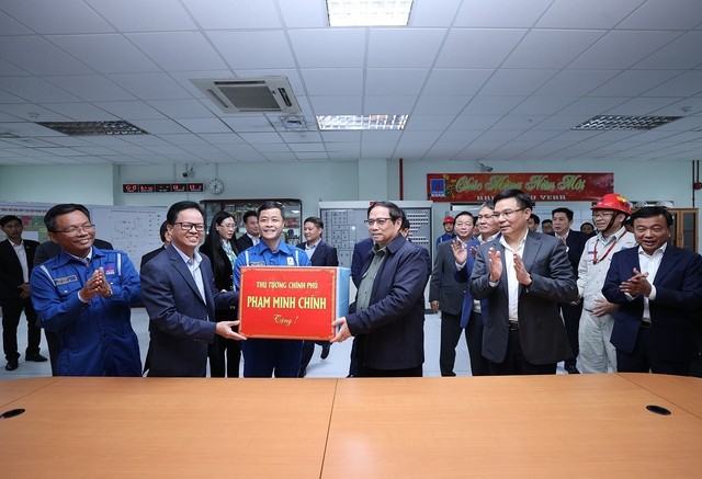 Thủ tướng Phạm Minh Chính thăm các cơ sở kinh tế quan trọng ở tỉnh Quảng Ngãi - Ảnh 3.