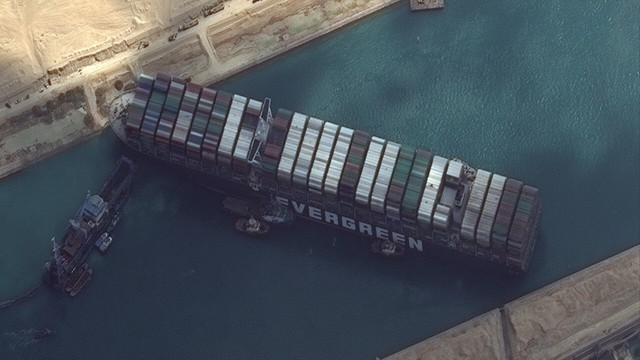 Tàu chở ngũ cốc Ukraine mắc cạn ở kênh đào Suez của Ai Cập - Ảnh 2.