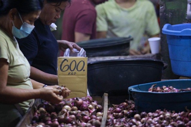 Lạm phát Phillippines cao nhất 14 năm, giá hành đắt hơn thịt bò - Ảnh 1.