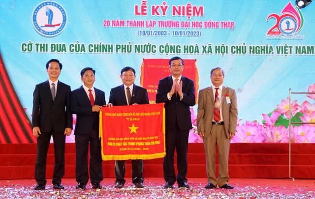 Trường Đại học Đồng Tháp xác lập Kỷ lục Học đường Việt Nam với mô hình Ngôi nhà 5.000 đồng - Ảnh 1.