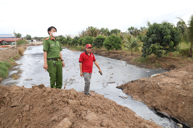 Tây Ninh bắt quả tang một công ty xả nước thải giặt rửa mủ cao su chưa xử lý ra môi trường - Ảnh 1.