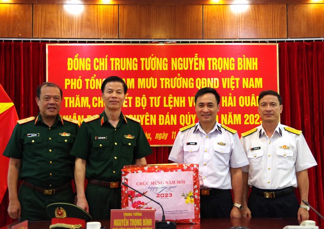 Hải quân Việt Nam: Điểm tựa cho ngư dân vươn khơi bám biển - Ảnh 1.