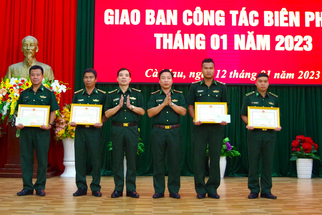 Bộ đội biên phòng Cà Mau phát hiện, bắt giữ hàng loạt vụ mua bán dầu lậu trên biển - Ảnh 1.