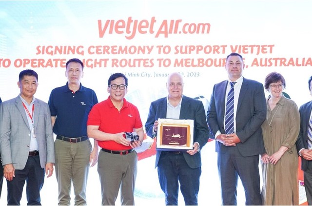 Lãnh đạo Vietjet cùng Bộ trưởng bang Victoria (Úc) công bố đường bay thẳng giữa TP Hồ Chí Minh và Melbourne từ ngày 31/3/2023 - Ảnh 2.