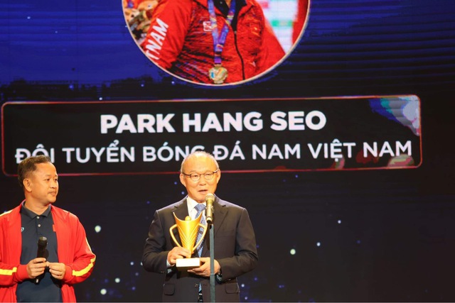 HLV Park Hang Seo chia sẻ quyết tâm thắng chung kết AFF Cup khi nhận Cúp Chiến thắng - Ảnh 1.