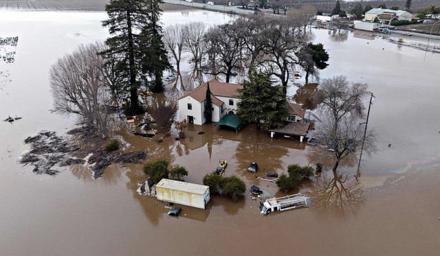 Mỹ cảnh báo lũ lụt nguy hiểm tại bang California khi bão mới xuất hiện - Ảnh 1.