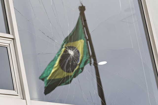 Brazil điều tra vai trò của cựu Tổng thống Bolsonaro trong các cuộc bạo loạn - Ảnh 2.