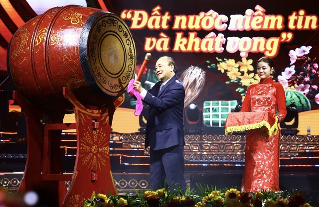 Chủ tịch nước Nguyễn Xuân Phúc dự chương trình nghệ thuật “Xuân Quê hương” 2023 - Ảnh 3.