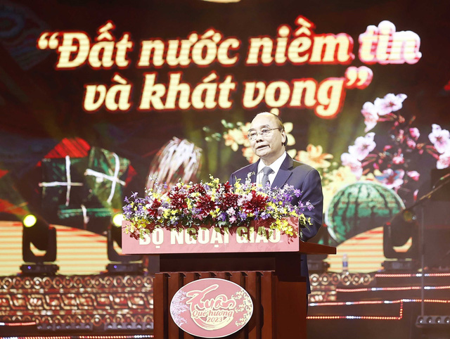 Chủ tịch nước Nguyễn Xuân Phúc dự chương trình nghệ thuật “Xuân Quê hương” 2023 - Ảnh 1.