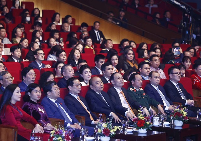Chủ tịch nước Nguyễn Xuân Phúc dự chương trình nghệ thuật “Xuân Quê hương” 2023 - Ảnh 4.