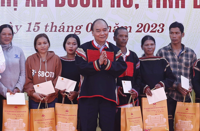 Chủ tịch nước Nguyễn Xuân Phúc thăm, tặng quà người có hoàn cảnh khó khăn tại Đắk Lắk - Ảnh 2.