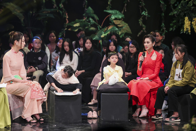 Hoa hậu Lương Thùy Linh, Đỗ Thị Hà nhận đỡ đầu hai em nhỏ Cặp lá yêu thương - Ảnh 2.