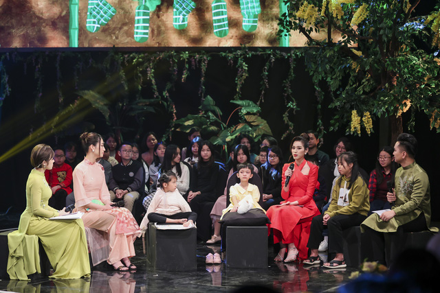 Hoa hậu Lương Thùy Linh, Đỗ Thị Hà nhận đỡ đầu hai em nhỏ Cặp lá yêu thương - Ảnh 4.