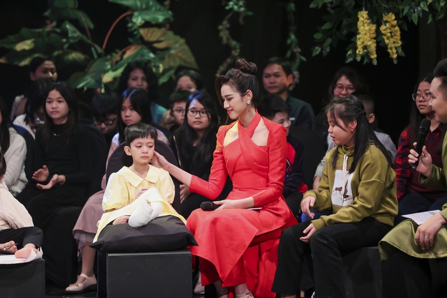Hoa hậu Lương Thùy Linh, Đỗ Thị Hà nhận đỡ đầu hai em nhỏ Cặp lá yêu thương - Ảnh 3.