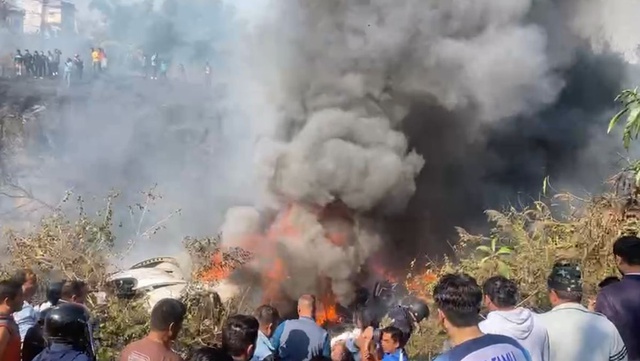 Ngóng tin tức người thân sau vụ máy bay rơi ở Nepal - Ảnh 1.
