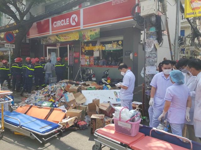 TP Hồ Chí Minh: Sập trần cửa hàng tiện lợi, nhiều người mắc kẹt - Ảnh 3.
