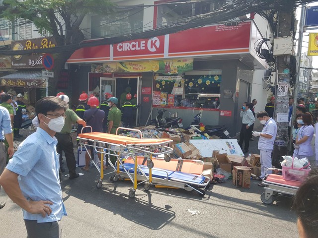 TP Hồ Chí Minh: Sập trần cửa hàng tiện lợi, nhiều người mắc kẹt - Ảnh 2.