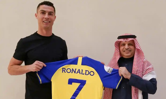 Một doanh nhân Ả Rập đã mua tấm vé đắt nhất lịch sử bóng đá để xem Ronaldo đối đầu với Messi - Ảnh 1.