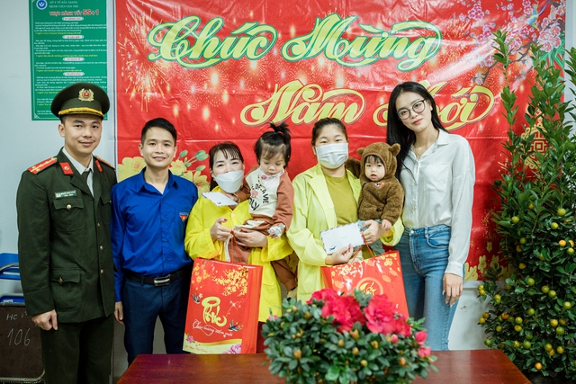 Người đẹp Miss World Việt Nam tặng quà trẻ sơ sinh và bệnh nhân cấp cứu nhân dịp năm mới  - Ảnh 1.