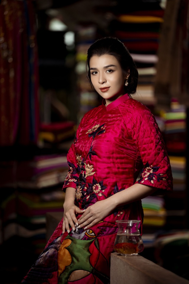 Á hậu Hoàng Thùy Anh khoe vẻ đẹp lai qua hình ảnh áo dài thuần Việt - Ảnh 1.