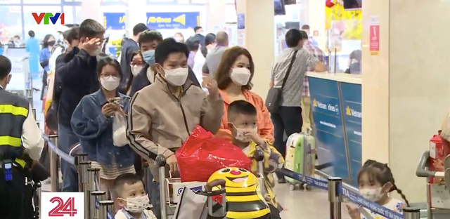 Sân bay Tân Sơn Nhất đông đúc người dân về quê đón Tết sớm - Ảnh 1.